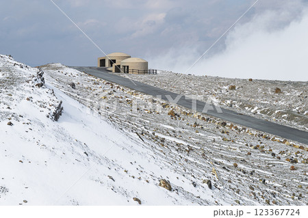 噴煙を上げる冬の阿蘇山　阿蘇中岳第一火口 123367724