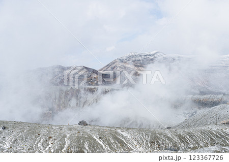 噴煙を上げる冬の阿蘇山 阿蘇中岳第一火口 噴煙を上げる冬の阿蘇山 阿蘇中岳第一火口 123367726