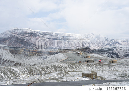 噴煙を上げる冬の阿蘇山　阿蘇中岳第一火口 123367728