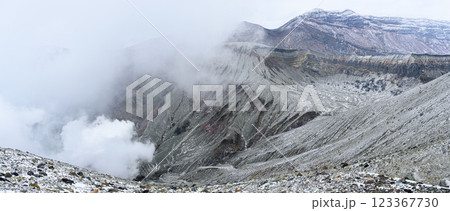 噴煙を上げる冬の阿蘇山　阿蘇中岳第一火口 123367730
