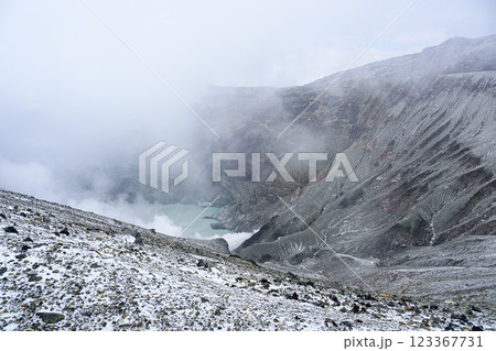 噴煙を上げる冬の阿蘇山 阿蘇中岳第一火口 噴煙を上げる冬の阿蘇山 阿蘇中岳第一火口 123367731