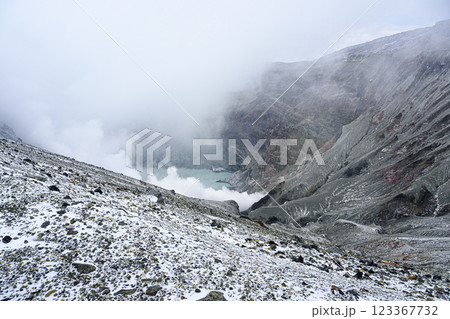 噴煙を上げる冬の阿蘇山 阿蘇中岳第一火口 噴煙を上げる冬の阿蘇山 阿蘇中岳第一火口 123367732