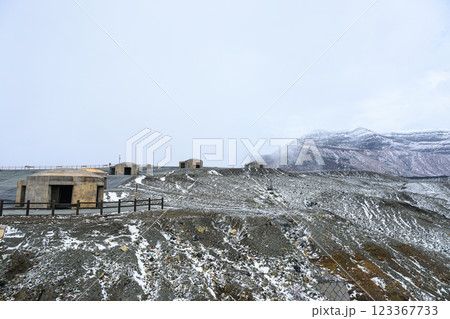 噴煙を上げる冬の阿蘇山　阿蘇中岳第一火口 123367733
