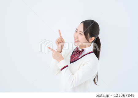 おすすめする女子高生 123367849