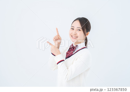 おすすめする女子高生 123367850