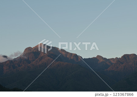 北杜市白州町、明け行く南アルプス甲斐駒型、晩秋の色 北杜市白州町、明け行く南アルプス甲斐駒型、晩秋の色 123367866