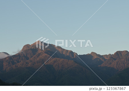 北杜市白州町、明け行く南アルプス甲斐駒型、晩秋の色 北杜市白州町、明け行く南アルプス甲斐駒型、晩秋の色 123367867