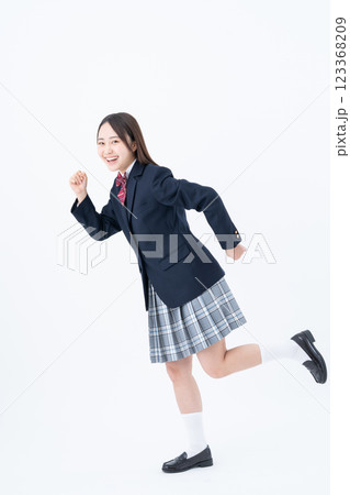 走る女子高生 123368209
