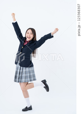 喜ぶ女子高生 123368307