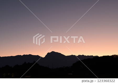 北杜市白州町、南アルプス甲斐駒ケ岳、夕暮れの色 123368322