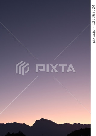 北杜市白州町、南アルプス甲斐駒ケ岳、夕暮れの色 北杜市白州町、南アルプス甲斐駒ケ岳、夕暮れの色 123368324