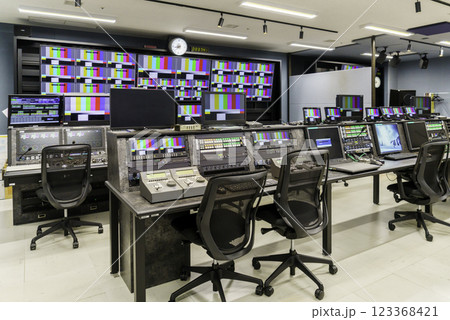 テレビ局の副調整室の内観　撮影協力:スカパー東京メディアセンター 123368421