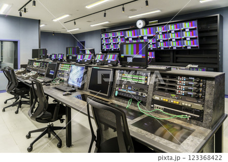 テレビ局の副調整室の内観　撮影協力:スカパー東京メディアセンター 123368422