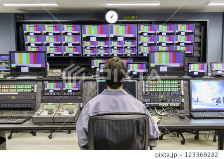 テレビ局の副調整室で作業するディレクター　撮影協力:スカパー東京メディアセンター 123369282