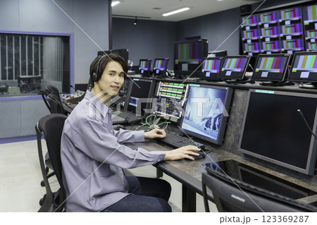 テレビ局の副調整室で作業するディレクター　撮影協力:スカパー東京メディアセンター 123369287