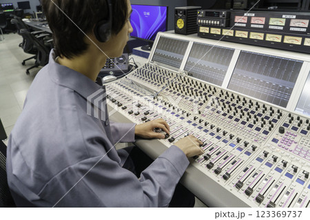 テレビ局の副調整室の音声ブースで作業するスタッフ　撮影協力:スカパー東京メディアセンター 123369737