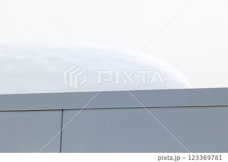 車庫, カーポート, 雪, 降雪, 積雪, 冬, 北海道, 雪景色, ガレージ, 屋外, 駐車場 車庫, カーポート, 雪, 降雪, 積雪, 冬, 北海道, 雪景色, ガレージ, 屋外, 駐車場 123369781