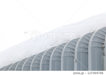 車庫, カーポート, 雪, 降雪, 積雪, 冬, 北海道, 雪景色, ガレージ, 屋外, 駐車場 123369786