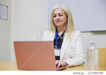 パソコン作業をする白髪の中年白人女性 123369796