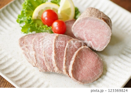 牛肉ローストビーフ 牛肉ローストビーフ 123369824