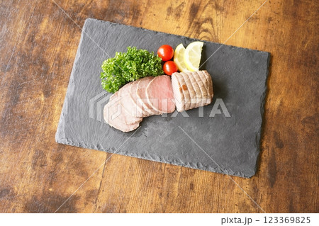 牛肉ローストビーフ 牛肉ローストビーフ 123369825