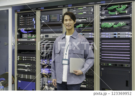 テレビ局の副調整室の機材の前に立つ若い男性 撮影協力:スカパー東京メディアセンター テレビ局の副調整室の機材の前に立つ若い男性 撮影協力:スカパー東京メディアセンター 123369952