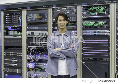 テレビ局の副調整室の機材の前に立つ若い男性　撮影協力:スカパー東京メディアセンター 123369954