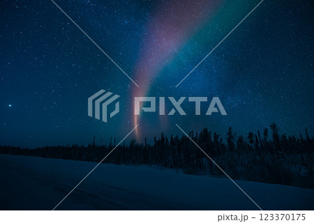 イエローナイフで見るオーロラの絶景 123370175