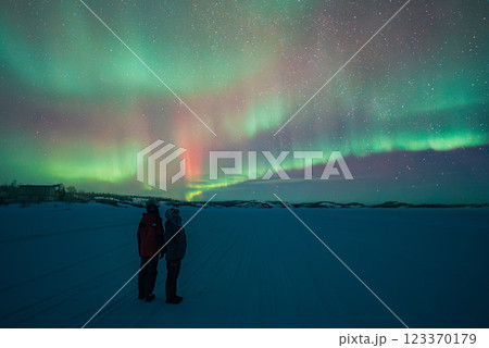 イエローナイフで見るオーロラの絶景 123370179