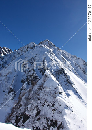 2月の厳冬期の西穂高岳 バリエーションルートから山頂を望む 2月の厳冬期の西穂高岳 バリエーションルートから山頂を望む 123370197