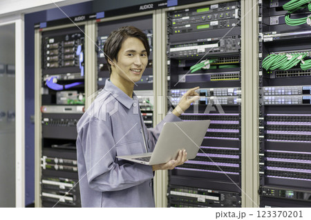 テレビ局の副調整室の機材の前で作業をする若い男性 撮影協力:スカパー東京メディアセンター テレビ局の副調整室の機材の前で作業をする若い男性 撮影協力:スカパー東京メディアセンター 123370201
