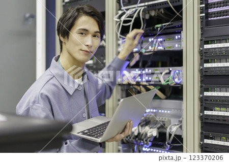 テレビ局の副調整室の機材の前で作業をする若い男性　撮影協力:スカパー東京メディアセンター 123370206