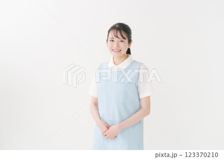 エプロンの介護士 123370210