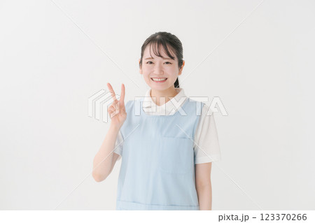 エプロンの介護士 エプロンの介護士 123370266