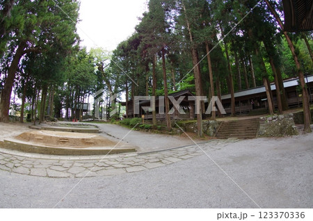 信州　諏訪　諏訪大社　境内の土俵　諏訪神社の総本山 123370336