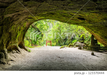 鹿児島県曽於市 神秘的な場所として有名な溝ノ口洞穴 鹿児島県曽於市 神秘的な場所として有名な溝ノ口洞穴 123370444