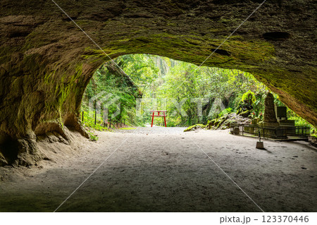 鹿児島県曽於市 神秘的な場所として有名な溝ノ口洞穴 鹿児島県曽於市 神秘的な場所として有名な溝ノ口洞穴 123370446