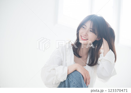 髪をかき上げる爽やかな女性　ヘアケアや美容やビューティー 123370471