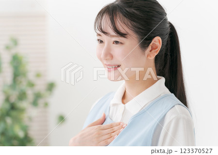 エプロンを着た20代介護士 123370527