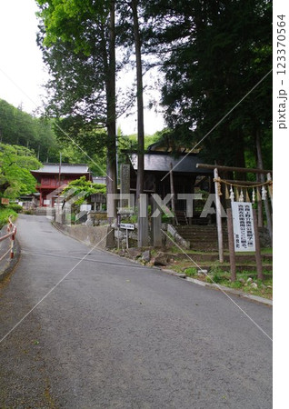 信州 諏訪 法華寺 参道 本能寺の変の原因? 信長が光秀を折檻した寺 信州 諏訪 法華寺 参道 本能寺の変の原因? 信長が光秀を折檻した寺 123370564