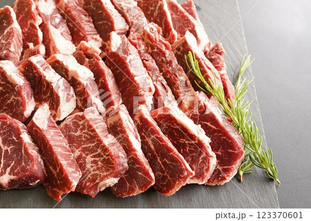 牛ハラミの焼肉 牛ハラミの焼肉 123370601