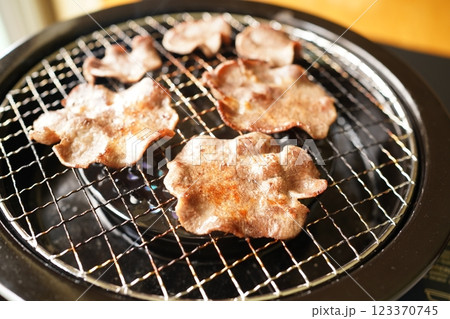 牛たん網焼き 123370745