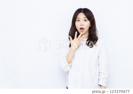 ビックリおどろく女性 123370877