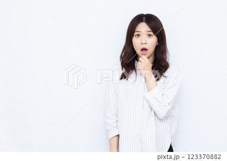 ビックリおどろく女性 ビックリおどろく女性 123370882