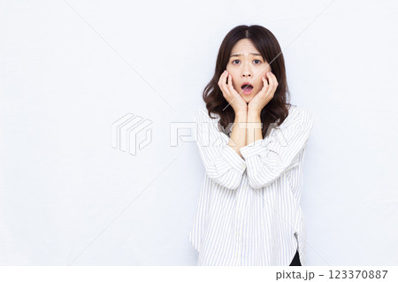 ビックリおどろく女性 ビックリおどろく女性 123370887