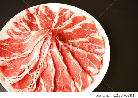 牛肉の肩ローススライス 123370891