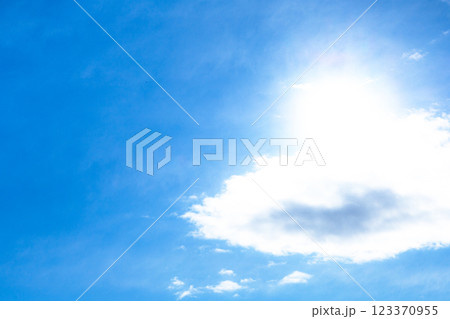 紫外線が気になる太陽の光と青空と雲のイメージ風景 紫外線が気になる太陽の光と青空と雲のイメージ風景 123370955