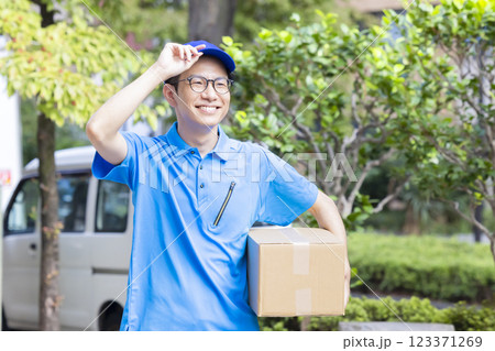 物流　荷物を運ぶドライバー 123371269