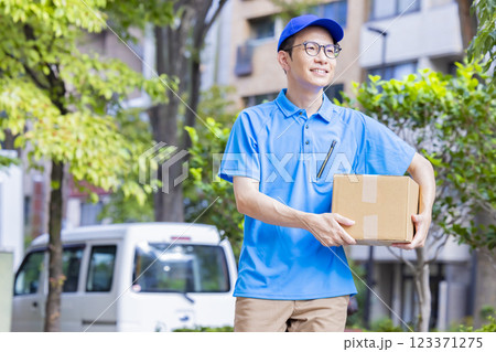 物流 荷物を運ぶドライバー 物流 荷物を運ぶドライバー 123371275