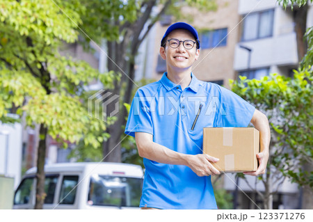 物流　荷物を運ぶドライバー 123371276